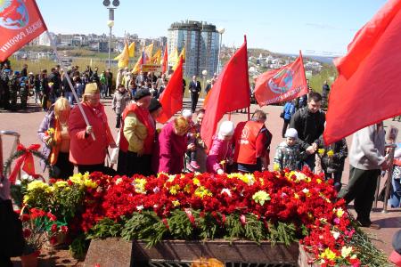 В Чувашии 73-ю годовщину Великой Победы отметили возложением цветов к Вечному огню