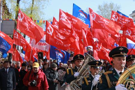 Иркутские коммунисты в День Победы приняли участие в многотысячном шествии