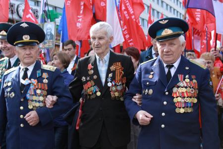 Иркутские коммунисты в День Победы приняли участие в многотысячном шествии