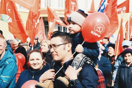 Новосибирск. Коммунисты провели «красное» шествие в честь Первомая и приняли участие в общегородском митинге