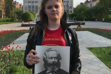 Смоленский Комсомол провел акцию в день 200-летнего юбилея Карла Маркса
