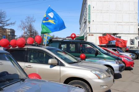 Магаданские коммунисты провели праздничный автопробег