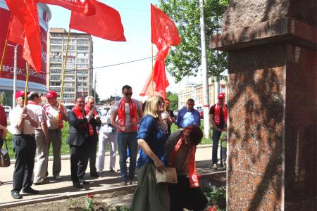 Н.Н. Иванов провел митинг в Курске в честь 200-летия Карла Маркса