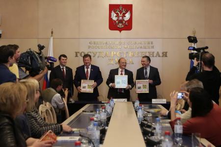 "Пчела - великий эколог планеты". Г.А. Зюганов выступил в Госдуме на церемонии гашения почтовых марок, посвященных истории отечественного пчеловодства