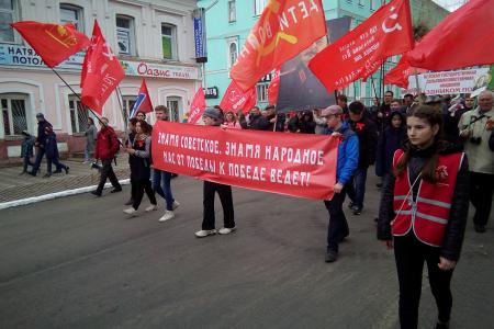 Кировская область. КПРФ возглавила шествие колонны политических партий к Вечному Огню