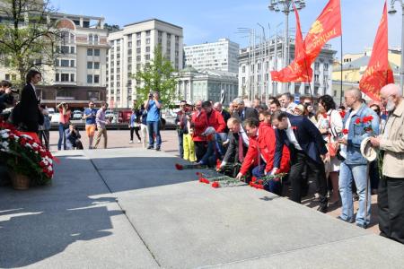 «Самое важное и эффективное учение в развитии человечества». В день 200-летнего юбилея Карла Маркса коммунисты возложили цветы к его памятнику  