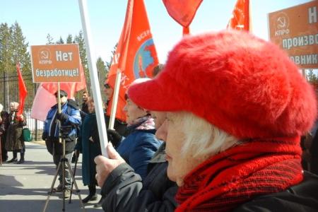 ​В городах Ямала прошли акции протеста против массовых сокращений бюджетников Ноябрьска, занятых в сфере дополнительного образования