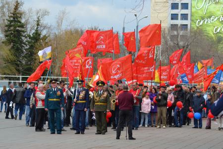 Оренбургские коммунисты провели митинг и праздничную демонстрацию