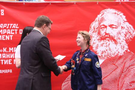 Самарские комсомольцы наградили памятными медалями участников Парада Памяти 7 ноября 2017 года