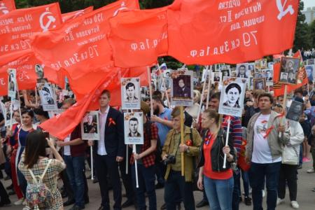 Ростовские коммунисты и комсомольцы приняли участие в акции "Бессмертный полк"