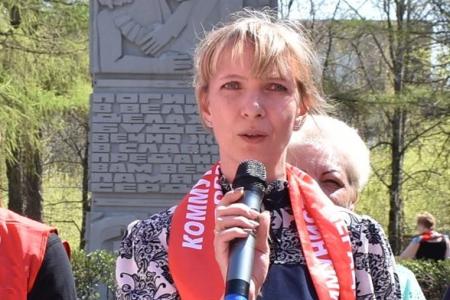 Депутат-коммунист, рабочая Татьяна Косарева добивается реставрации памятника Карлу Марксу в Туле