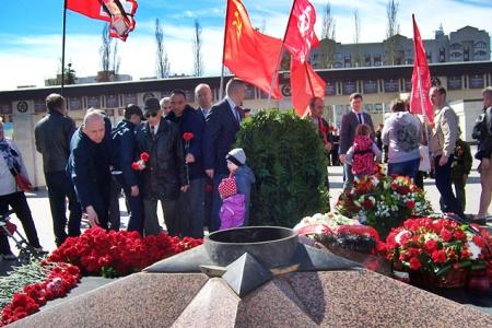 Казань. 9 мая в парке Победы коммунисты возложили цветы  к Вечному огню