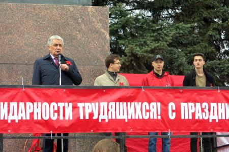 Первого мая знамена КПРФ украсили улицы Чебоксар