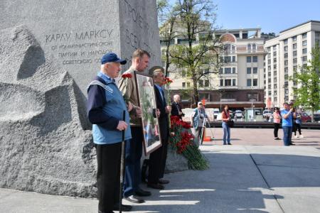 «Самое важное и эффективное учение в развитии человечества». В день 200-летнего юбилея Карла Маркса коммунисты возложили цветы к его памятнику  