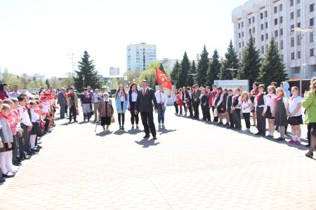 Коммунисты возложили цветы к Вечному огню на площади Славы в Самаре в честь Дня Победы 