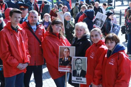 Омские коммунисты в День Победы провели шествие и митинг
