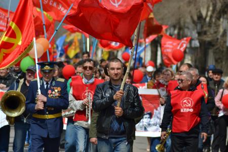 Оренбургские коммунисты провели митинг и праздничную демонстрацию