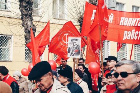 Новосибирск. Коммунисты провели «красное» шествие в честь Первомая и приняли участие в общегородском митинге