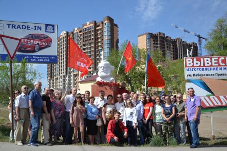 Астраханские коммунисты возложили венок и цветы к памятнику Карлу Марксу