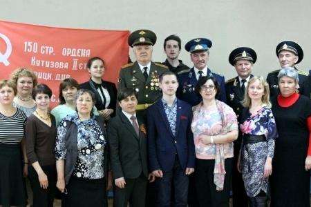 Удмуртия. Ижевской школе № 54 вручили копию Знамени Победы