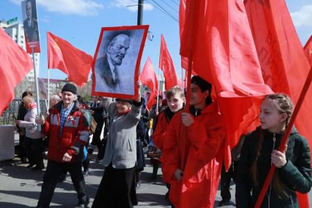 Омские коммунисты в День Победы провели шествие и митинг