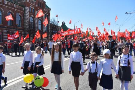 «Пусть всегда будет солнце!». Тульский обком провёл массовую демонстрацию и праздничный митинг