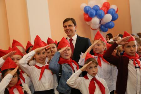 В Орле прошла торжественная линейка, посвященная 96-й годовщине пионерской организации
