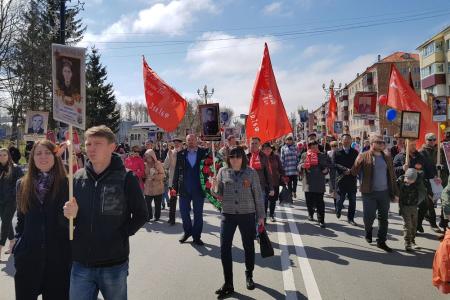 Сахалинские коммунисты в колонне "Бессмертного полка"