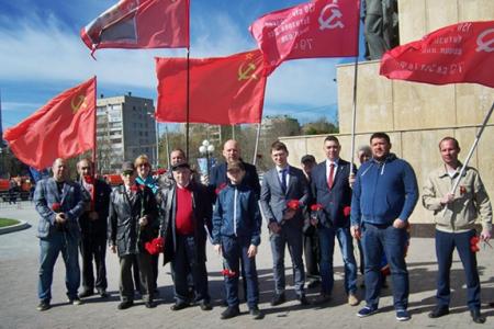 Казань. 9 мая в парке Победы коммунисты возложили цветы  к Вечному огню