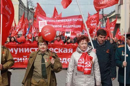 Колонна КПРФ в Тюмени прошла праздничным маршем по главной улице