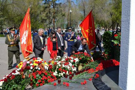 Коммунисты Оренбурга почтили память павших воинов