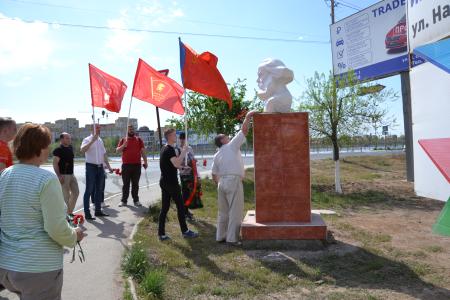 Астраханские коммунисты возложили венок и цветы к памятнику Карлу Марксу