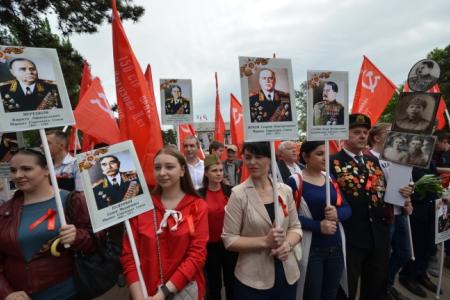 Ростовские коммунисты и комсомольцы приняли участие в акции "Бессмертный полк"
