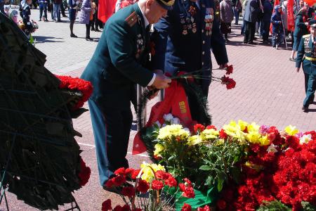 В Чувашии 73-ю годовщину Великой Победы отметили возложением цветов к Вечному огню
