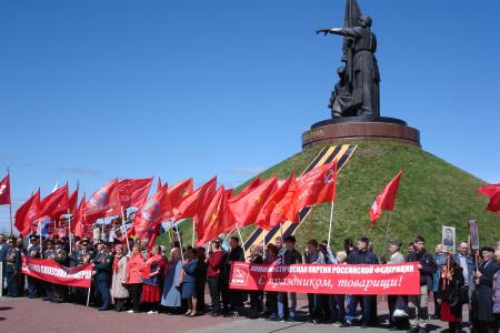В Чувашии 73-ю годовщину Великой Победы отметили возложением цветов к Вечному огню