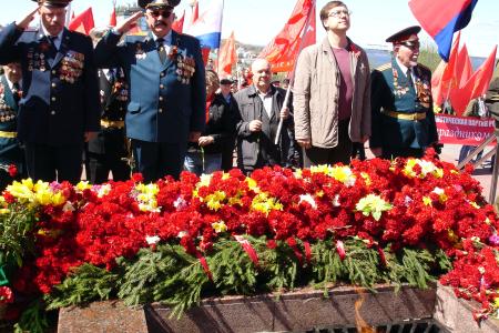 В Чувашии 73-ю годовщину Великой Победы отметили возложением цветов к Вечному огню