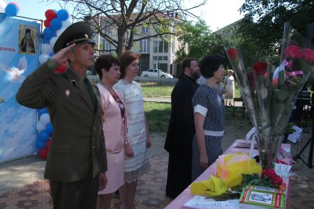 Республика Крым. Симферопольские коммунисты поздравили школьников и педагогов с окончанием учебного года