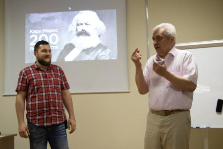 Краснодар. В честь 200-летия со дня рождения К. Маркса состоялись конференция ученых РУСО, молодежный дискуссионный клуб и возложение цветов к памятнику мыслителю-революционеру