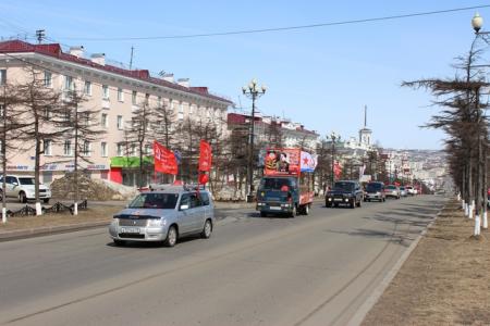 Магаданские коммунисты провели праздничный автопробег