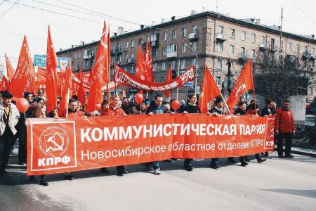 Новосибирск. Коммунисты провели «красное» шествие в честь Первомая и приняли участие в общегородском митинге