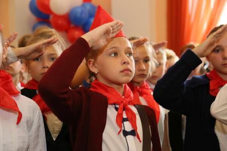 В Орле прошла торжественная линейка, посвященная 96-й годовщине пионерской организации