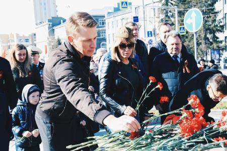 Мэр-коммунист Анатолий Локоть возложил цветы к бюсту маршала Покрышкина