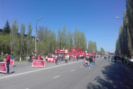 Волгоградская область. Коммунисты города Волжского приняли участие в первомайской демонстрации