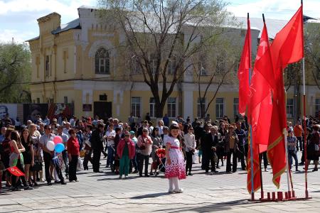 В День Победы оренбургские коммунисты провели для горожан праздничный концерт