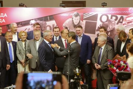 Г.А. Зюганов поздравил с юбилеем известного хоккеиста Вячеслава Фетисова и выступил на открывшейся выставке, посвященной юбиляру