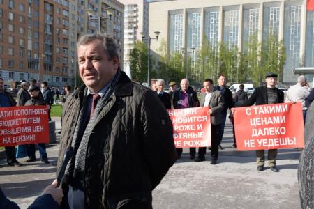 «Не забудем, не простим эти цены на бензин» - пикет коммунистов и перевозчиков прошел в Новосибирске