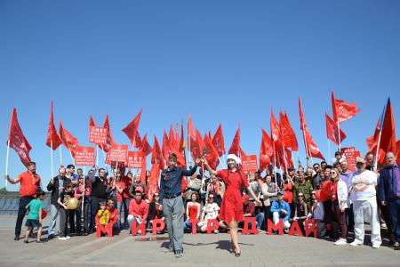 Астраханские коммунисты приняли участие в общегородском первомайском митинге