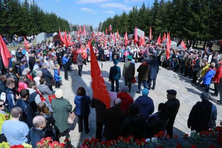 Омские коммунисты в День Победы провели шествие и митинг