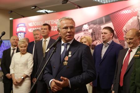Г.А. Зюганов поздравил с юбилеем известного хоккеиста Вячеслава Фетисова и выступил на открывшейся выставке, посвященной юбиляру