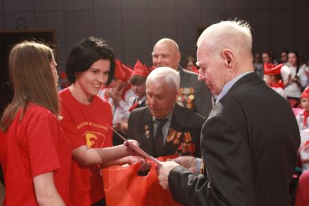 Копии Знамени Победы торжественно вручили ещё 17 школам Иркутска